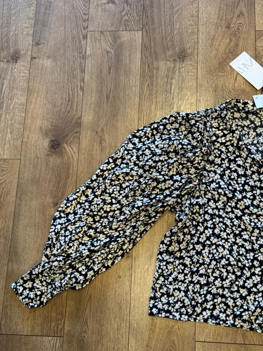 NEW Women’s Zara Black, White and Tan Floral Button-Front Puff-Sleeve Blouse